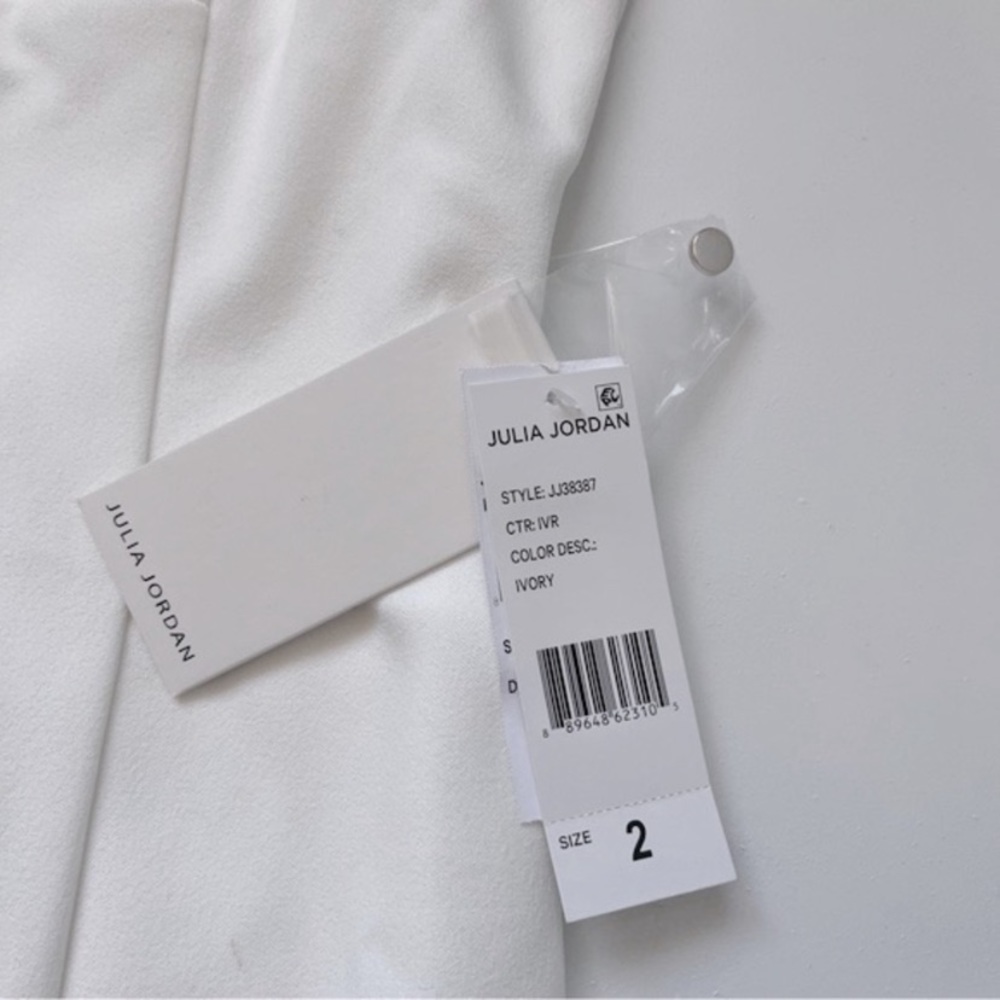 Julia Jordan White/Ivory Twist Front Halter Neck Sleeveless Sheath Dress
Size 2 - Picture 10 of 12